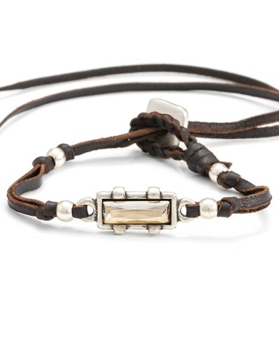Swan IV es una pulsera de cuero con un engarce de cristal