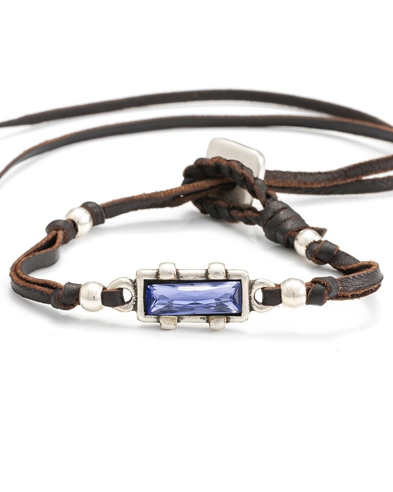 Swan IV es una pulsera de cuero con un engarce de cristal