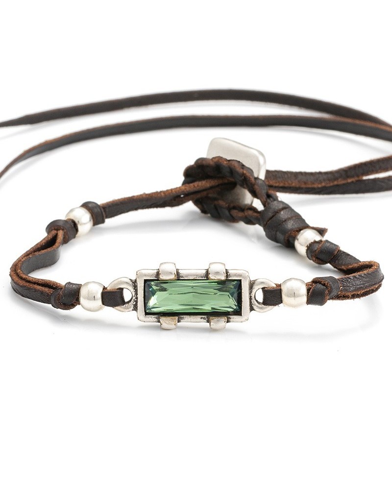 Swan IV es una pulsera de cuero con un engarce de cristal
