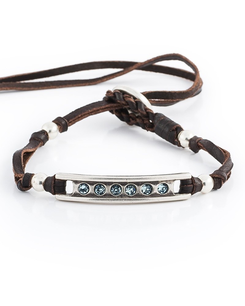 Swan X es una pulsera de cuero con cristales SWAROVSKI®