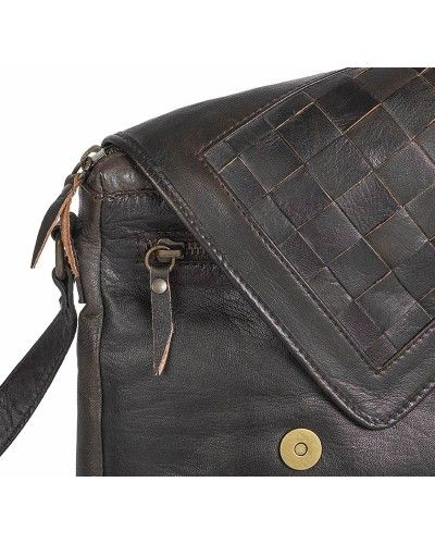 Bandolera pequeña es un bolso de cuero de cabra con solapa trenzada