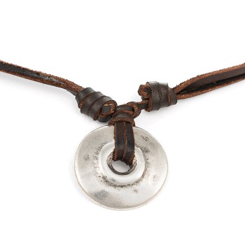 Liming I es un collar de cuero con pieza central en forma de platillo