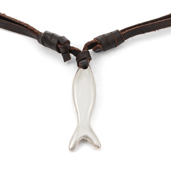 Liming VI es un collar de cuero con pieza central con forma de pez