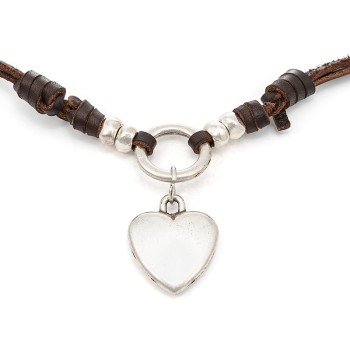 Liming XV es un collar de cuero con colgante en forma de corazón