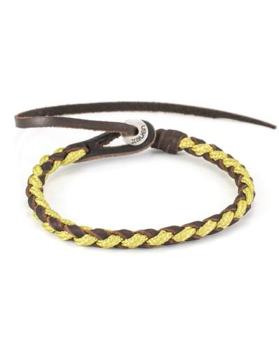 Orion IV es una pulsera de cuero forrada de paracord y cierre con ojal