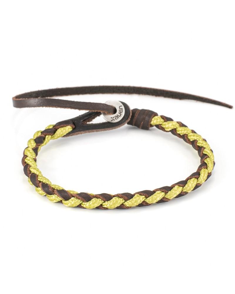 Orion IV es una pulsera de cuero forrada de paracord y cierre con ojal