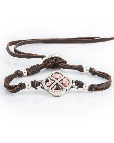 Swan II es una pulsera de cuero con pieza con forma de flor