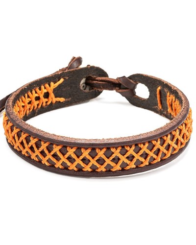 Nautilus I es una pulsera de cuero con trenzado cosido en hilo encerado